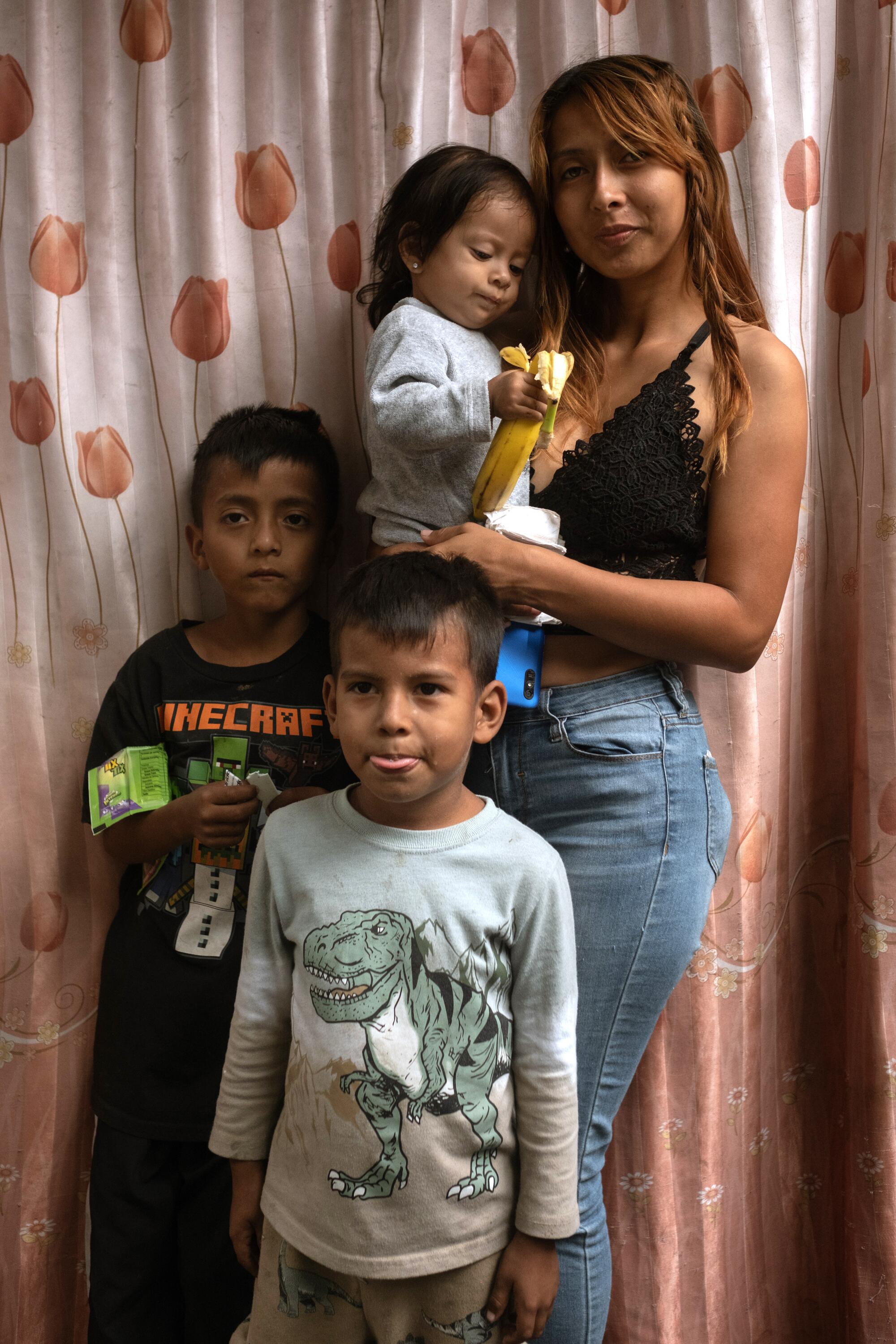Keyla Arriaga, 23 anos, está viajando com seus três filhos - Dylan, Ryan e Dana - fugindo