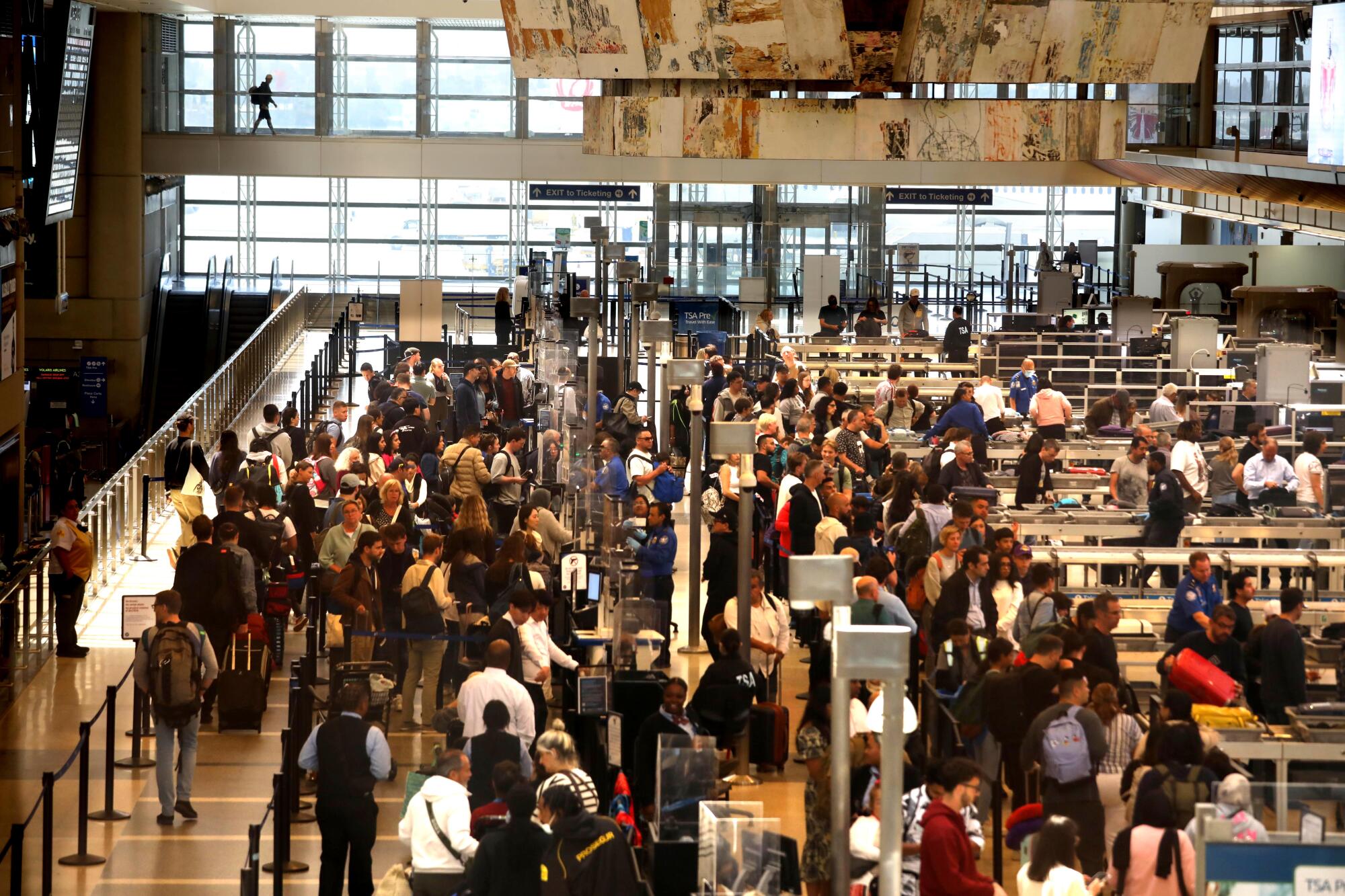 Una larga fila en la Terminal Internacional Tom Bradley.
