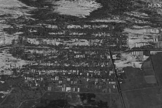 Esta imagen por satélite proporcionada por Maxar Technologies muestra el poblado inundado de Korsunka, en el sur de Ucrania, el martes 6 de junio de 2023. (Maxar Technologies via AP)