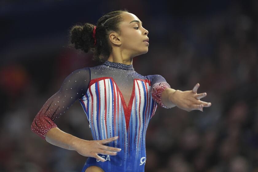 Hezly Rivera compite en la viga en el torneo clasificatorio de gimnasia artística de Estados Unidos, el viernes 28 de junio de 2024, en Minneapolis. (AP Foto/Abbie Parr)