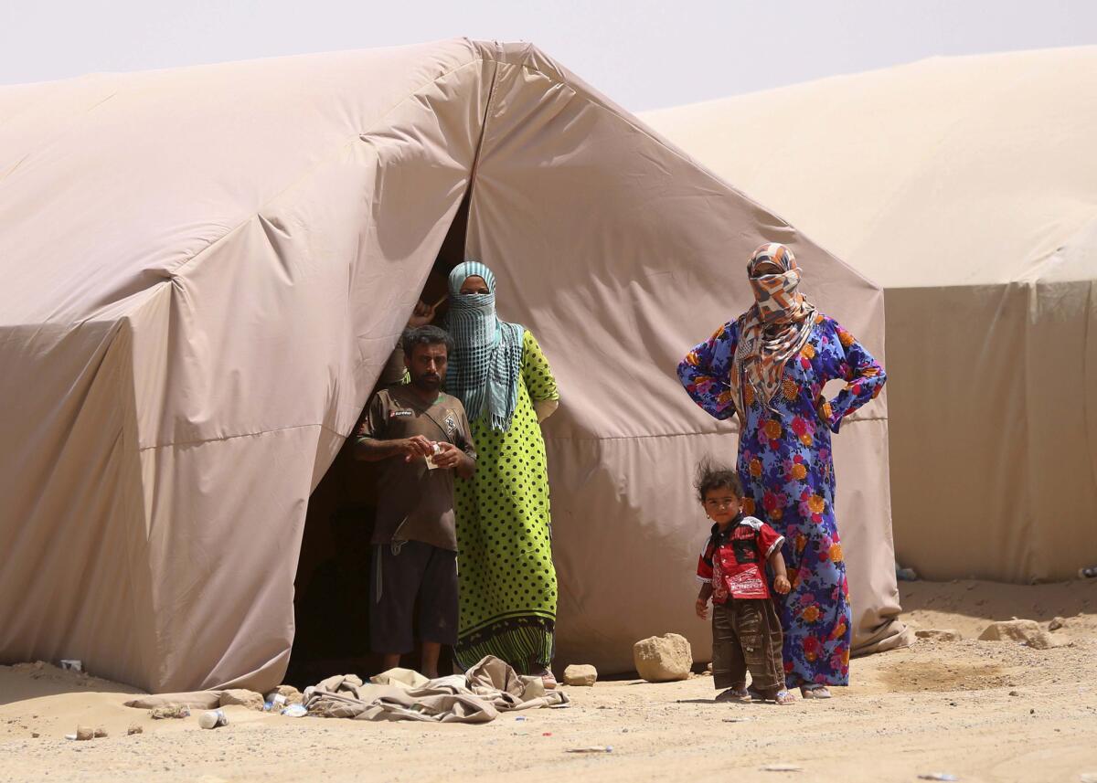 En fotografía del 22 de mayo de 2015 se ve a civiles en el campamento de Amiriyat al-Falluja, a donde llegaron tras ser desplazados de Ramadi, Irak. Más de 3 millones de personas han tenido que dejar sus hogares desde que se intensificaron los combates entre el grupo Estado Islámico y el ejército de Irak. (Foto AP/Hadi Mizban, Archivo)