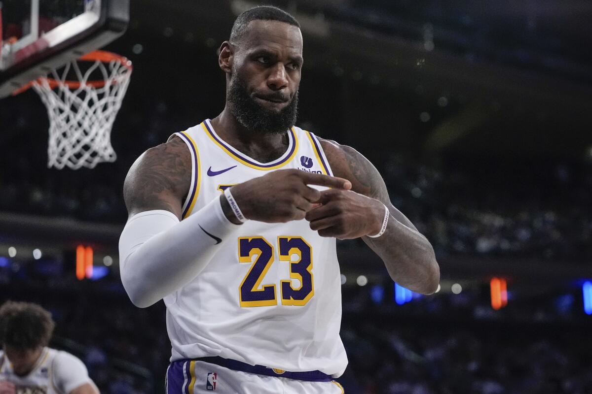 LeBron James, de los Lakers de cciona tras una de 