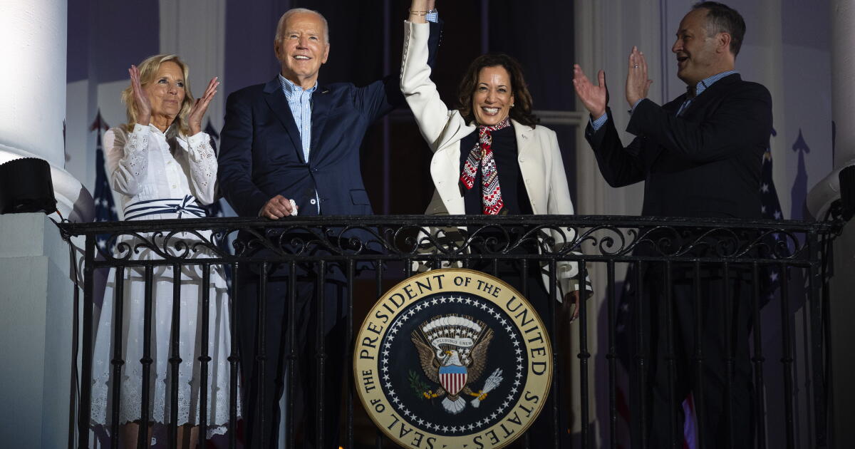 Biden, Kamala Harris'i başkanlık adaylığı için destekliyor