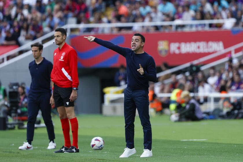 El entrenador del Barcelona, Xavi Hernández (centro), da órdenes a sus jugadores durante un partido de Liga contra el Rayo Vallecano, en el Estadio Olímpico Lluis Companys, en Barcelona, el 19 de mayo de 2024. (AP Foto/Joan Monfort)