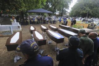 Autoridades miran los nueve ataúdes con los restos de migrantes no identificados, en el cementerio Sao Jorge, en Belém, estado de Pará, Brasil, el jueves 25 de abril de 2024. (AP Photo/Paulo Santos)