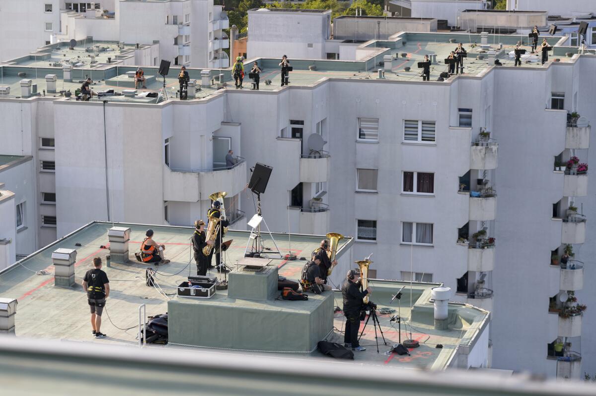 Músicos en los techos del Lenzsiedlung en Hamburgo, Alemania.