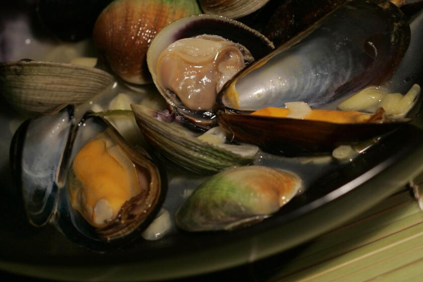 099420.FO.0707.food10.ls------- Bivalves. Seafood with lemon grass on July 7, 2005.