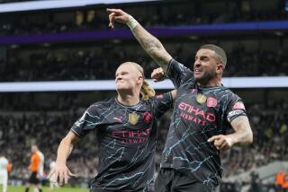 Erling Haaland y Kyle Walker del Manchester City celebra el segundo gol del equipo en la victoria 2-0 ante Tottenham en la Liga Premier, el martes 14 de mayo de 2024, en Londres. (AP Foto/Kin Cheung)