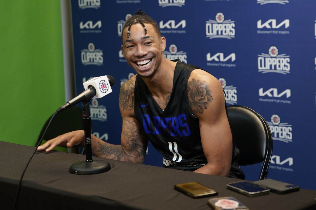 Jordan Miller Cumartesi günü Clippers'ın Playa Vista'daki antrenman tesisinde basına hitap ederken gülümsedi.