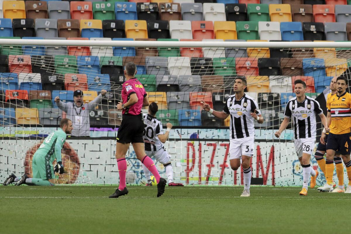 Adam Masina (tercero a la derecha) festeja tras marcar el segundo gol de Udinese ante Sampdoria