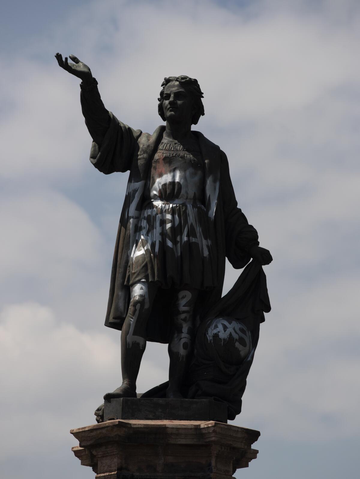 Una estatua de Cristóbal Colón vandalizada, en la avenida Paseo de la Reforma en Ciudad de México. 