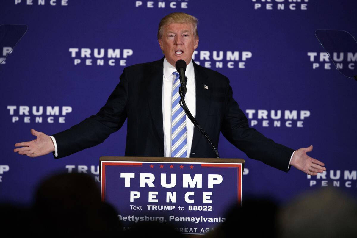El candidato presidencial republicano Donald Trump habla durante un acto de campaña en Gettysburg, Pennsylvania, el sábado 22 de octubre de 2016.