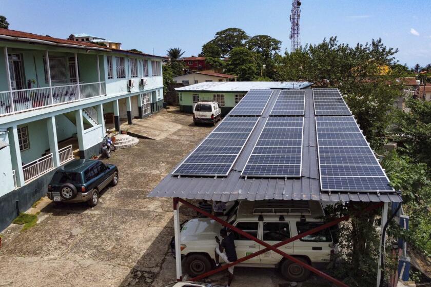 Esta imagen, distribuida por la empresa Easy Solar, muestra una instalación con grandes paneles solares sobre el techo de un aparcamiento en Freetown, Sierra Leona, el 13 de agosto de 2024. (Muctarr Bah Mohamed/Easy Solar vía AP)