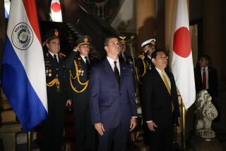 El presidente de Paraguay, Santiago Peña, en el centro, y el primer ministro de Japón, Fumio Kishida, en una ceremonia de bienvenida en el palacio presidencial en Asunción, Paraguay, el viernes 3 de mayo de 2024. (AP Foto/Jorge Sáenz)