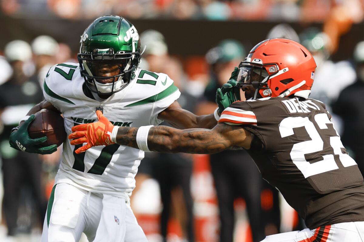 Watson debuts for Browns; Jets' Wilson injures right knee