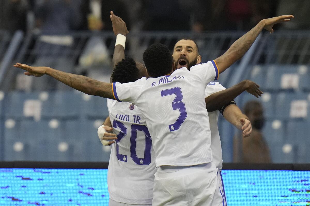 Los jugadores del Real Madrid celebra el gol de Karim Benzama ante el Athletic Bilbao 