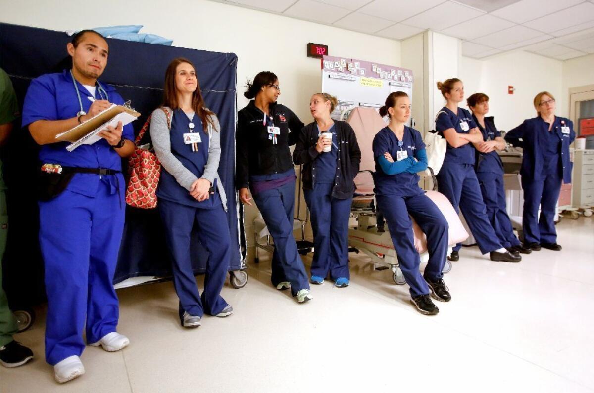 Estudiantes e instructores de enfermería esperan un cambio de turno en la unidad de cuidados intensivos en el Centro Médico de UCLA en Santa Mónica en 2014.