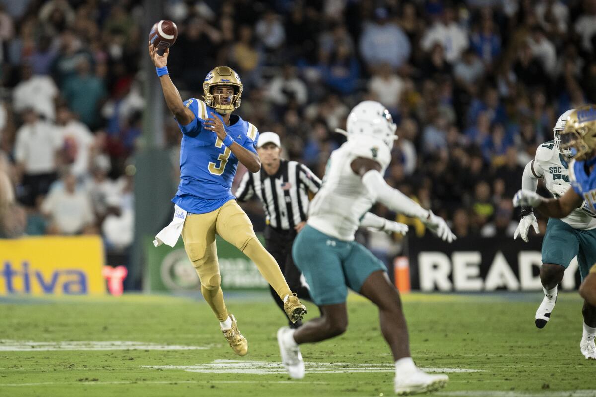 UCLA oyun kurucusu Dante Moore, Coastal Carolina'ya pas atıyor