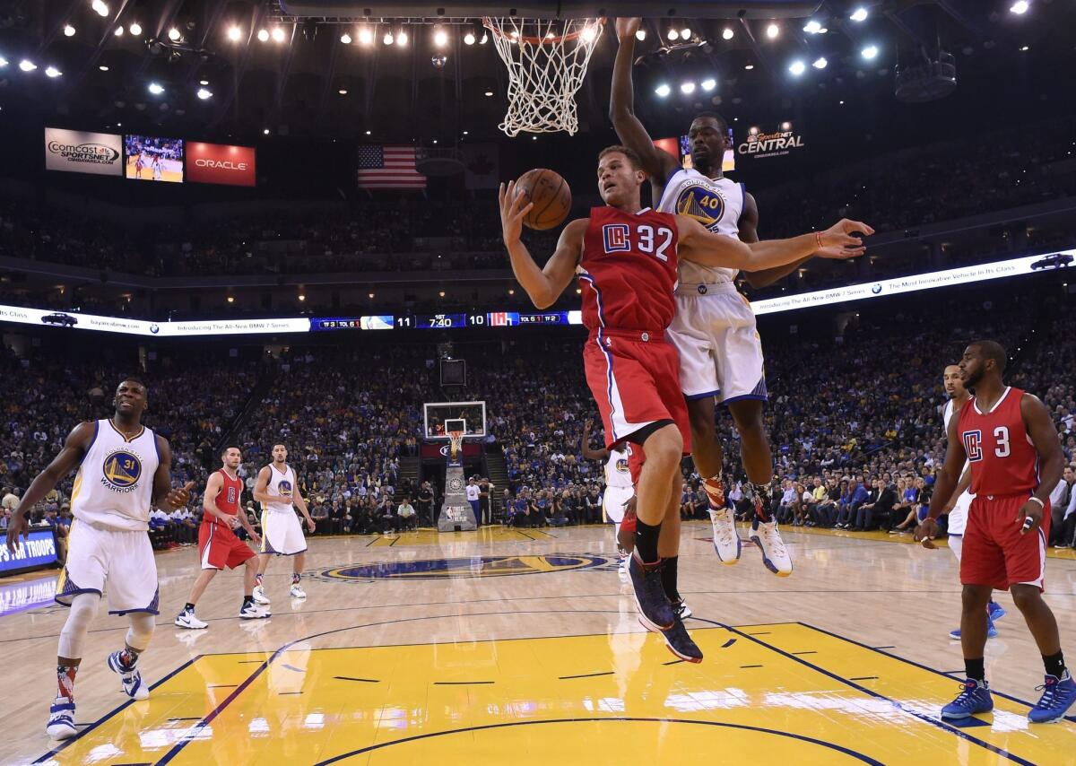 JGM05 OAKLAND (ESTADOS UNIDOS) 05/11/2015.- El jugador de los Warriors Harrison Barnes (2ºdcha) lucha por el balón con Blake Griffin (centro) de los Clippers durante el partido de la NBA que enfrentó a Clippers y Warriors en el Oracle Arena en Oakland (Estados Unidos) ayer, 4 de noviembre de 2015. EFE/John G. Mabanglo PROHIBIDO SU USO A CORBIS ** Usable by HOY, FL-ELSENT and SD Only **