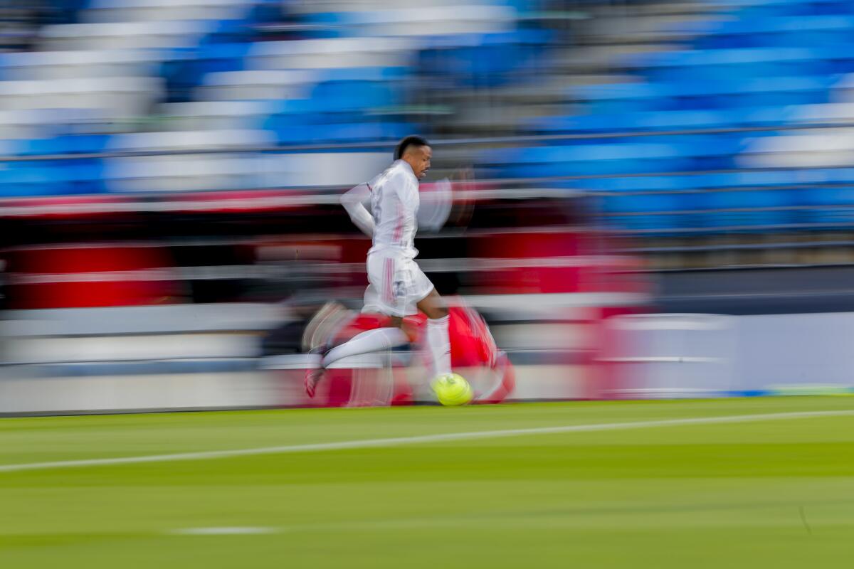 El brasileño Eder MIlitao, del Real Madrid, conduce el balón durante un partido ante el Sevilla.