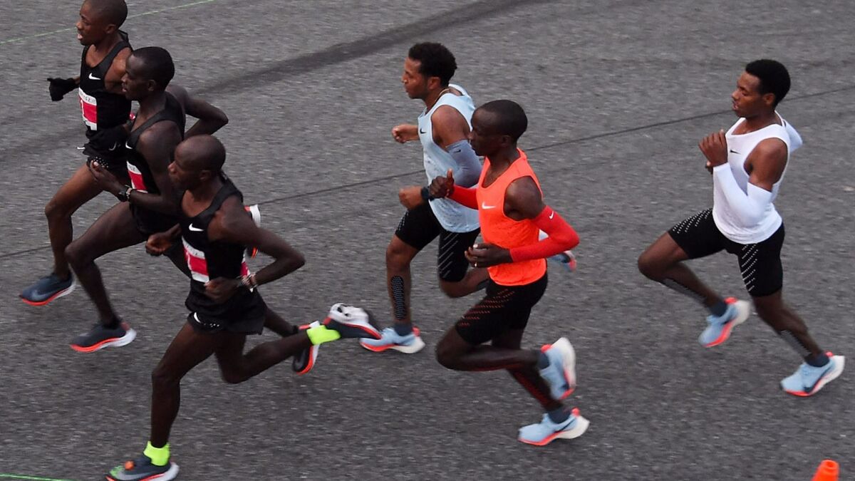 miembro Estar confundido personal Kenyan Eliud Kipchoge falls 26 seconds short of breaking 2-hour barrier in  marathon - Los Angeles Times