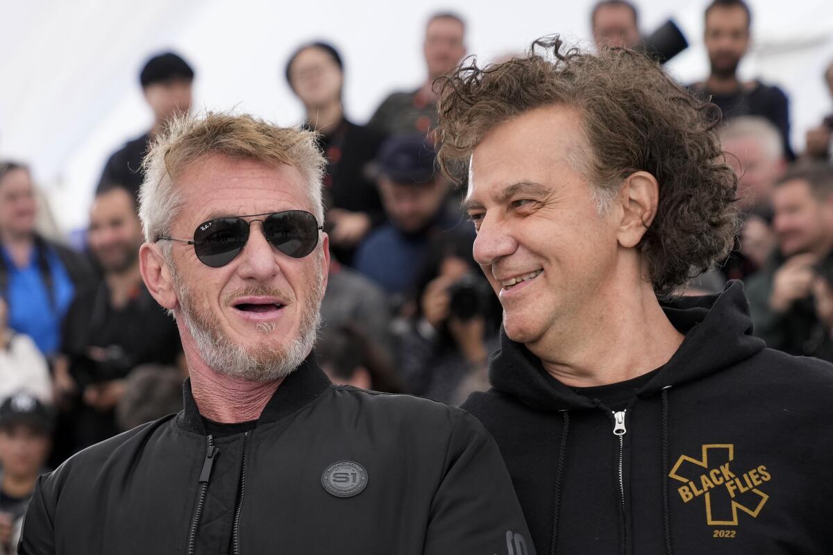 Sean Penn, izquierda, y el director Jean-Stephane Sauvaire posan para la foto