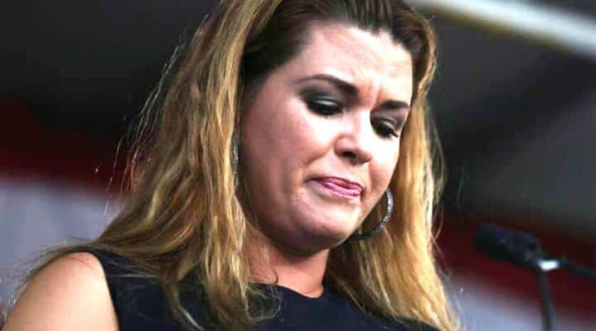 Alicia Machado sufre la muerte de su medio hermano Arturo.