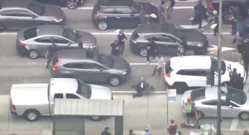 Captura de pantalla del video divulgado por KTLA sobre los enfrentamientos entre policías y manifestantes en el centro de Los Ángeles.