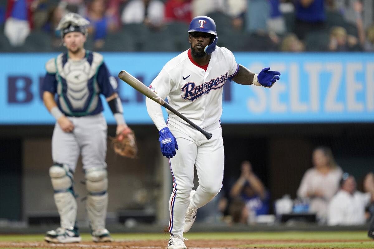 El cubano Adolis García de los Rangers de Texas, arroja el bate luego de conectar un jonrón 