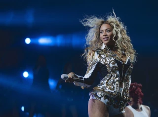 Beyoncé vystupuje na pódiu s mikrofonem