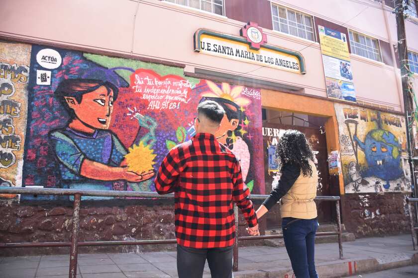 Activistas presentan murales contra la violencia en noviazgos en Bolivia