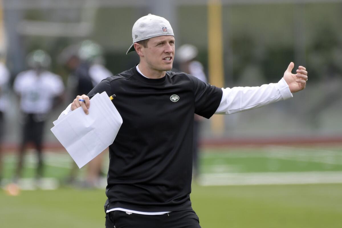 New York Jets offensive coordinator Mike Lafleur gestures to his players.