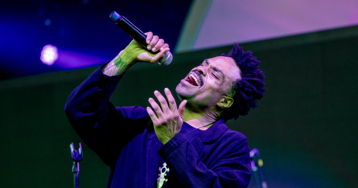 10 minutes backstage with Bilal at Blue Note