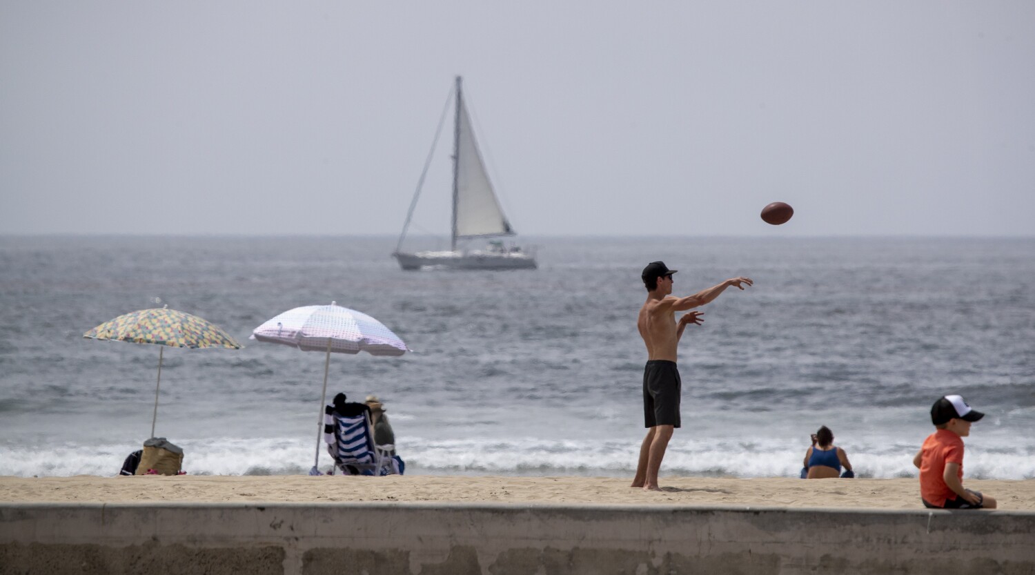 Oil spill off the coast of Orange County expected to hit beaches tonight