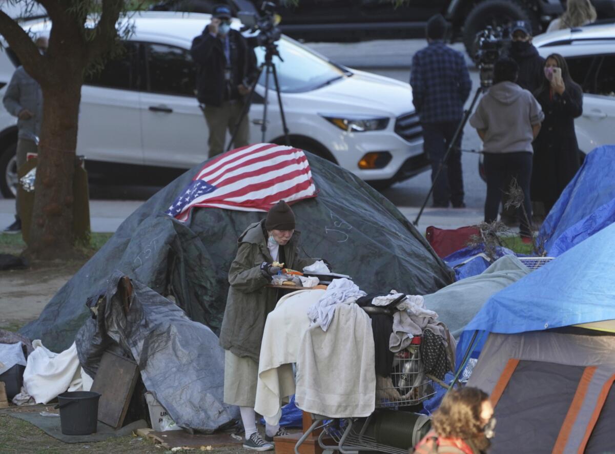  California: Gobernador firma leyes sobre crisis de sin casa