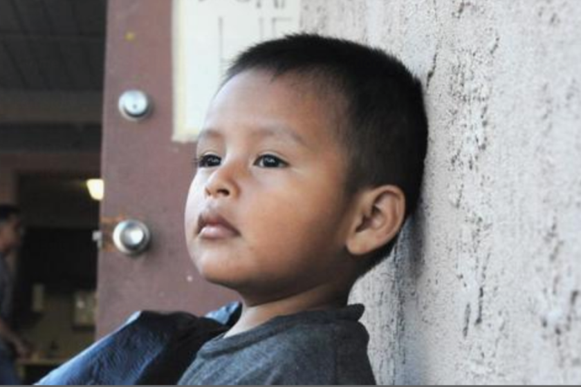 Marciano, de 2 años, se recuesta en la pared de un albergue en Phoenix, Arizona (EE. UU.). EFE/Beatriz Limón/Archivo