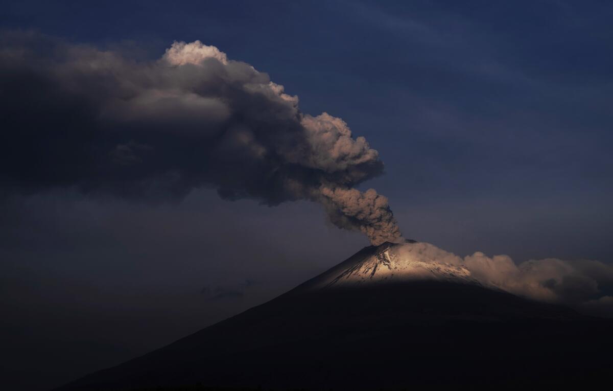 El volcán Popocatépetl lanza cenizas y vapor, visto desde Santiago Xalitzintla, México, miércoles 24 de mayo de 2023.