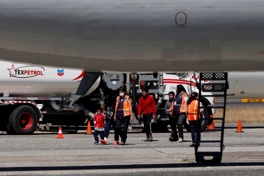 Urgen una investigación federal por traslado aéreo de migrantes a California