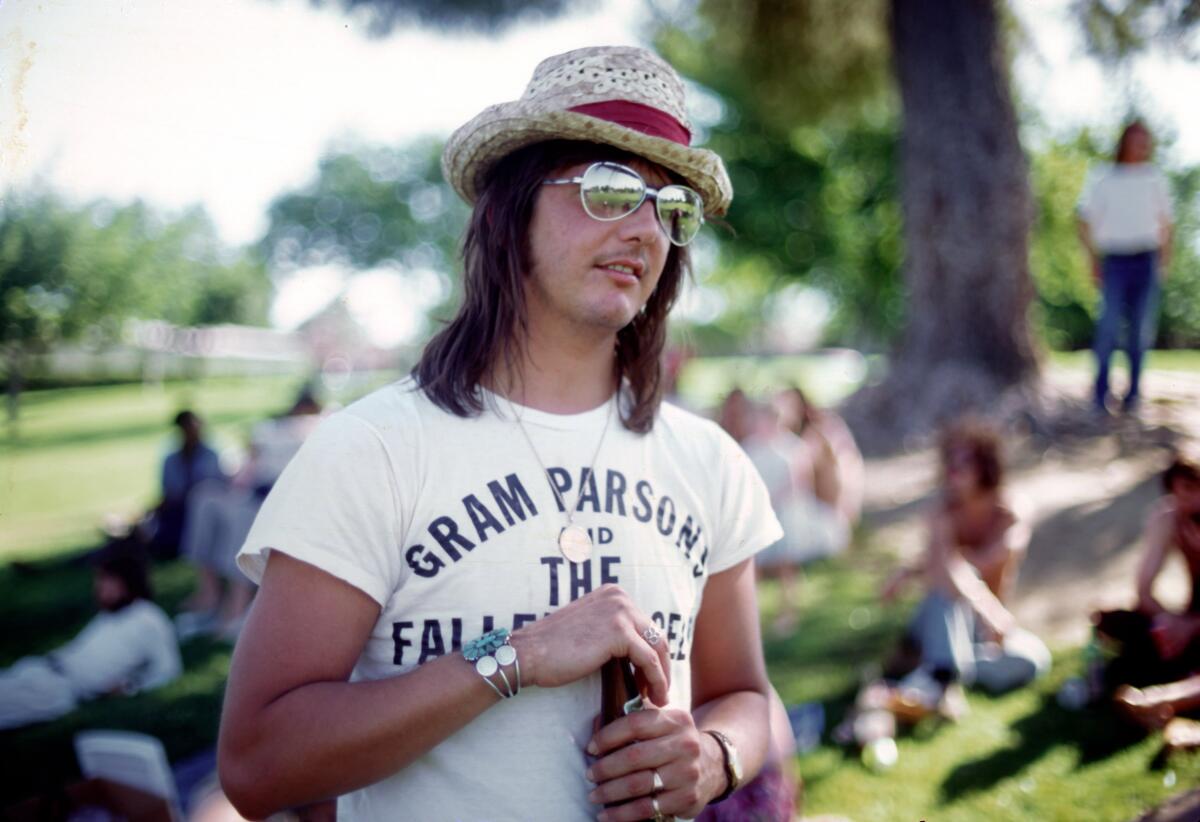 Gram Parsons in een park in 1973.