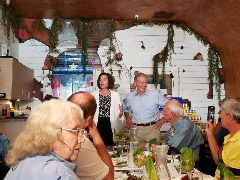 Fotografía cedida por la campaña del senador Bill Nelson (3d), mientras habla con sus simpatizantes junto a la senadora Catherine Cortez-Masto (3i), sábado 14 de julio de 2018, en un área del vecindario de la Pequeña Habana, en Miami (EE.UU). EFE/Campaña Bill Nelson/SOLO USO EDITORIAL/NO VENTAS