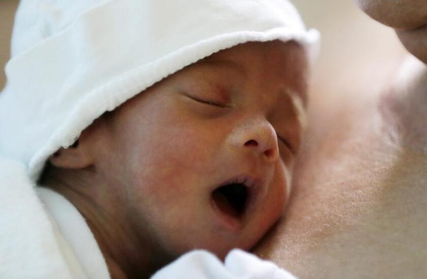 Una mujer sostiene en sus brazos a su recién nacido. EFE/Ritchie B. Tong/Archivo