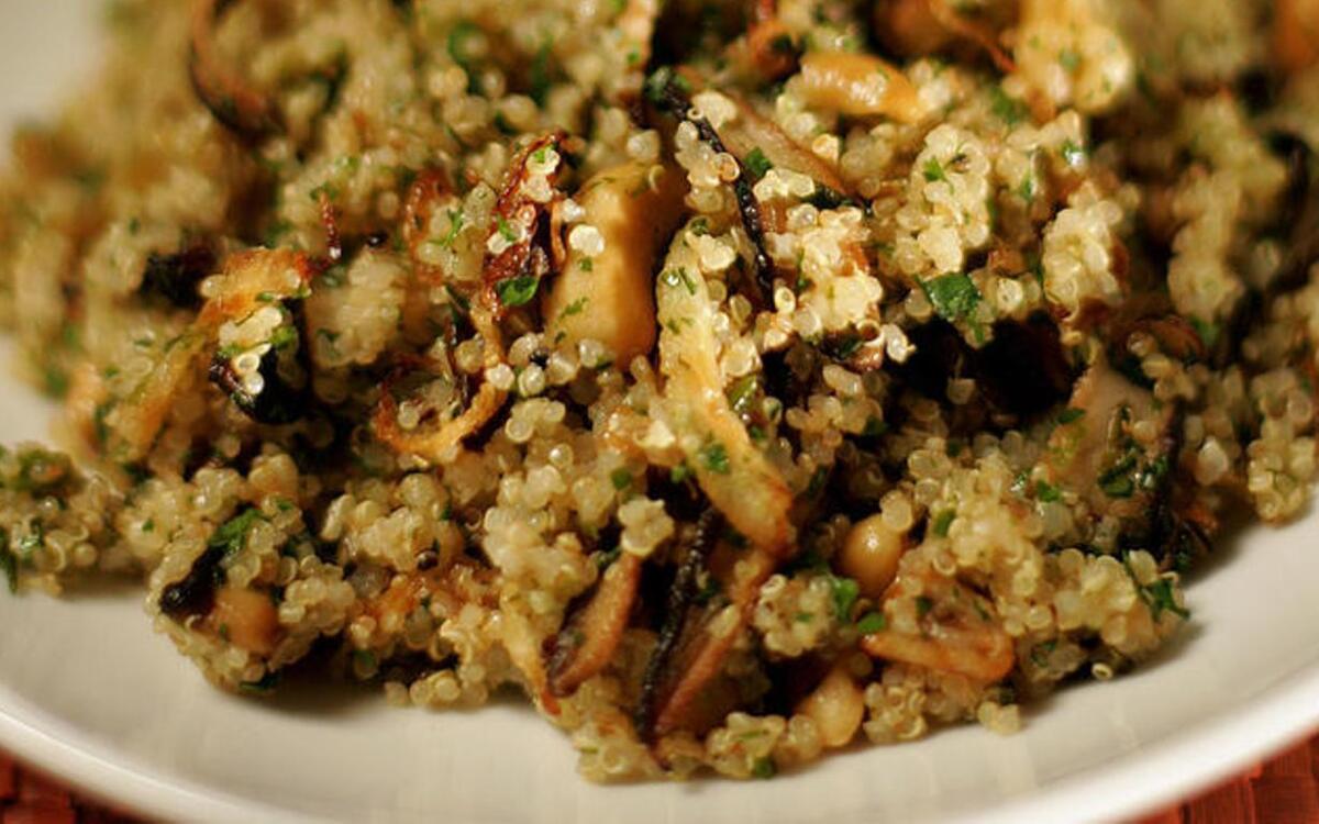 Quinoa salad with shiitakes, fennel and cashews