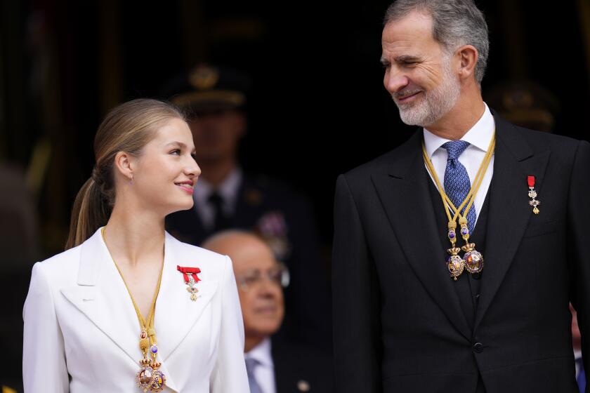 La princesa Leonor mira a su padre, el rey Felipe VI, durante un desfile militar luego de que ella jurara fidelidad a la Constitución como posible futura reina de España, Madrid, martes 31 de octubre de 2023. (AP Foto/Manu Fernandez)