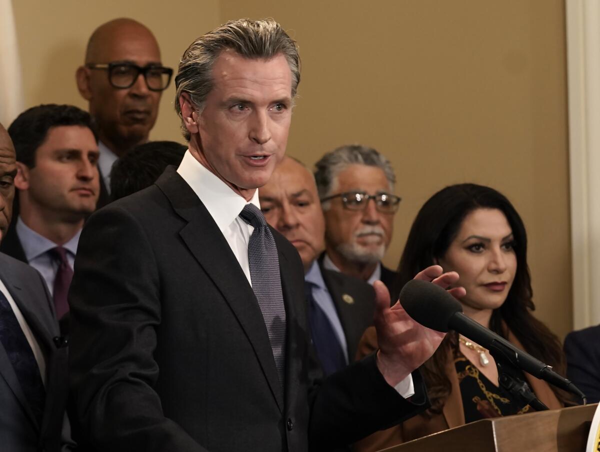 ARCHIVO - El gobernador de California, Gavin Newsom, habla sobre el reciente tiroteo masivo en Texas