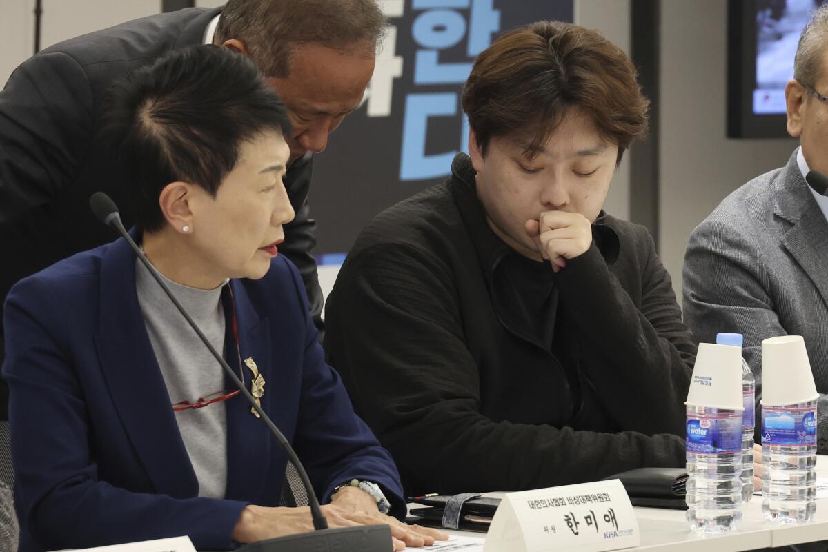 Park Dan, head of an emergency committee at the Korean Intern Resident Assn., center right