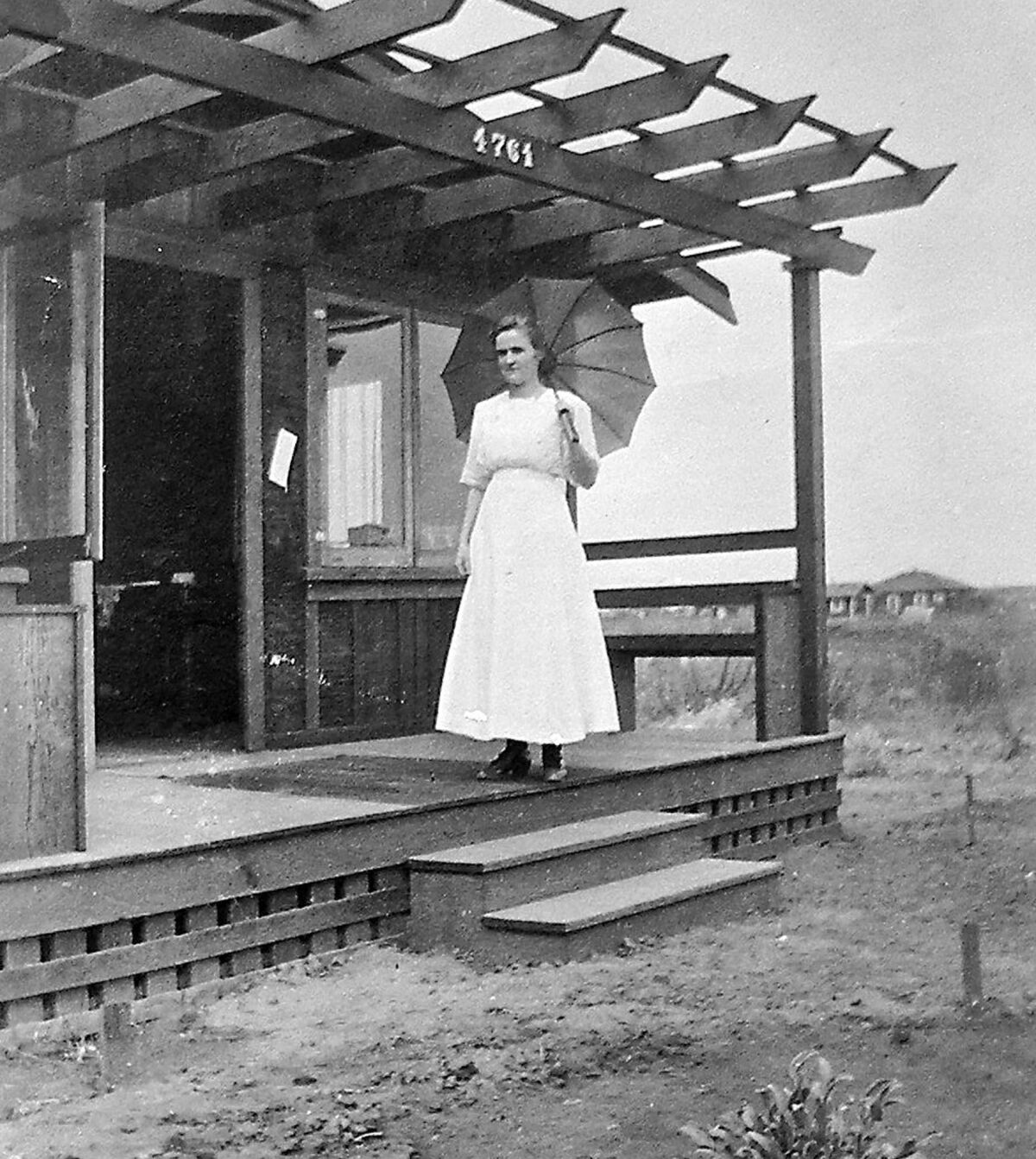 Minnie Clarke stands on the porch of the cottage at 4761 Niagara Ave. in 1915.