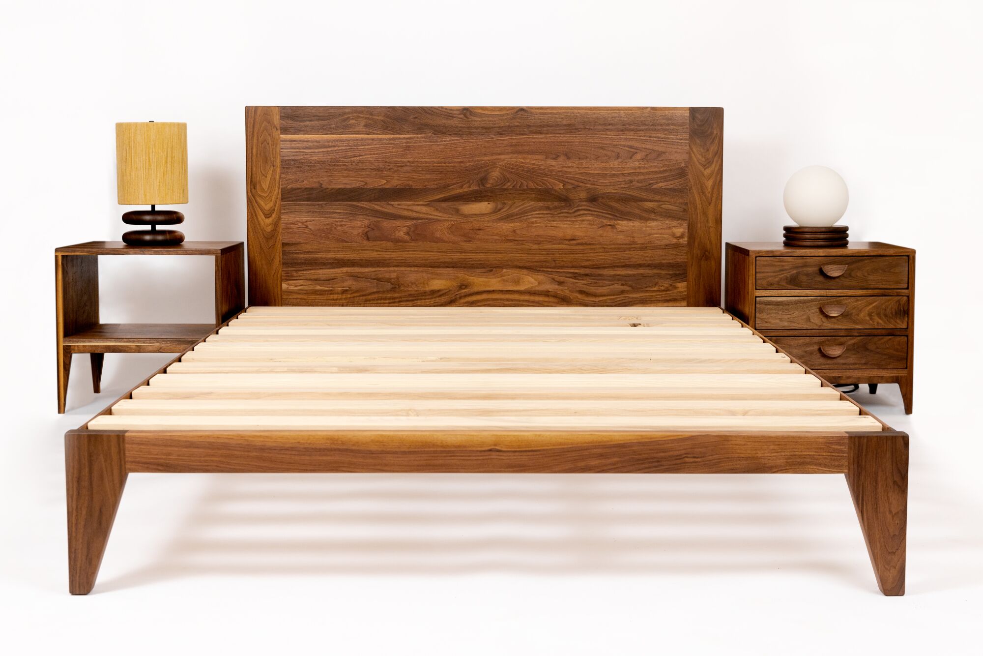 Деревянная кровать, столы и лампы