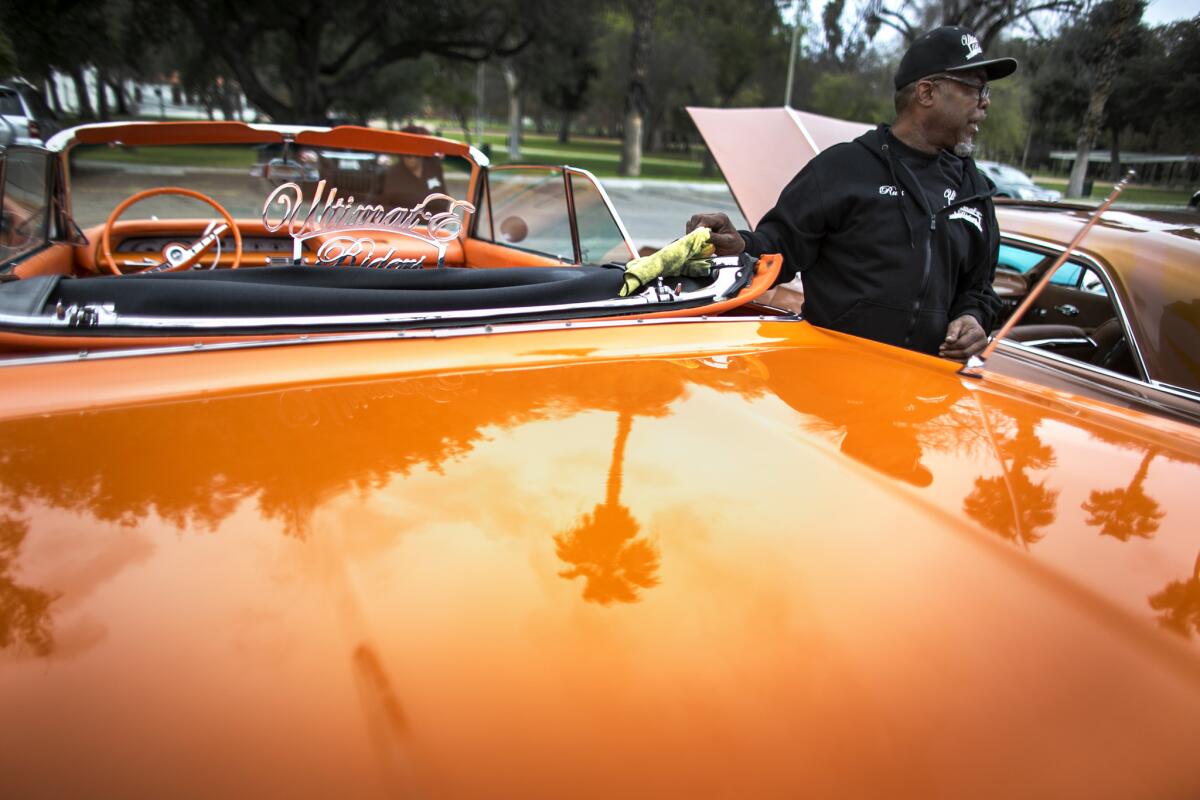 Russell Rudolph expone su Impala 1963 en un encuentro del Ultimate Riders Car Club (Robert Gauthier / Los Angeles Times).