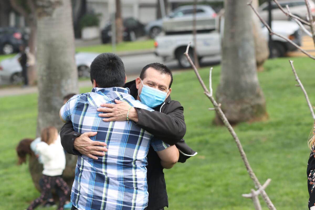 Ricardo Vásquez (de frente) abraza a Fredy, otro de los exdetenidos, tres días después de obtener su libertad.
