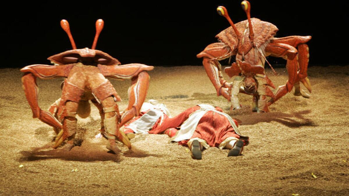 Los cangrejos salen de la arena en el espectáculo “Ka” de Cirque du Soleil.